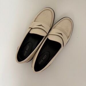 Nine West Cream Loafers Size 7.5